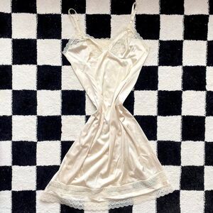 Vintage Vanity Fair Cream Slip
